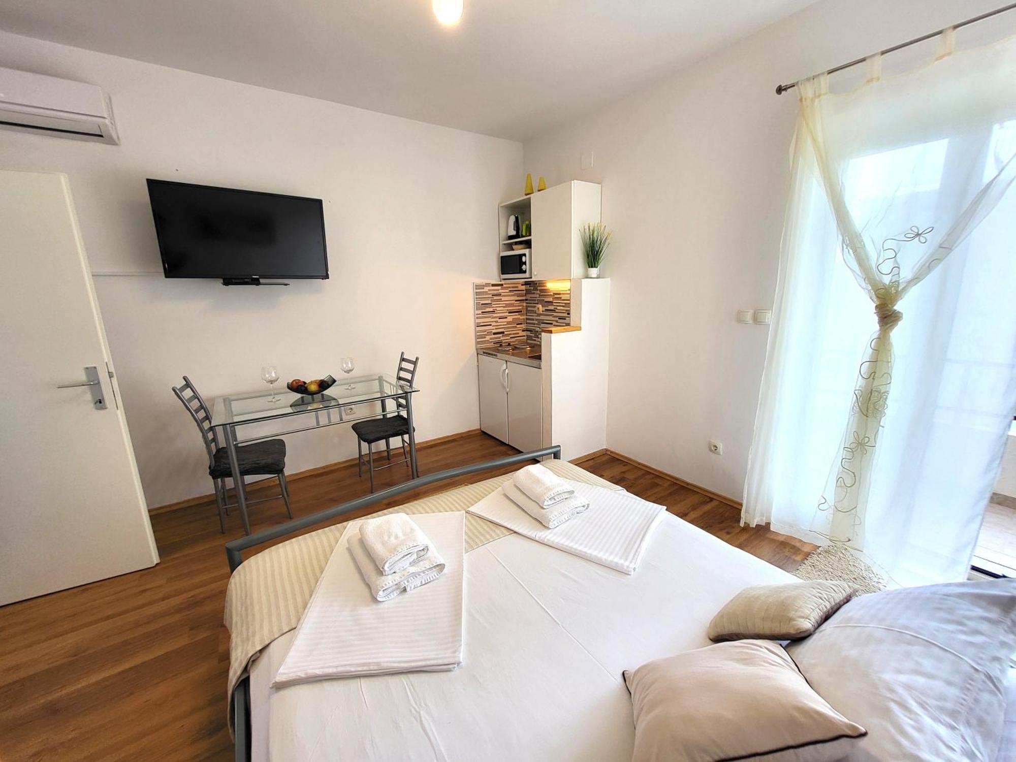 Apartments Vrisnik Елса Экстерьер фото