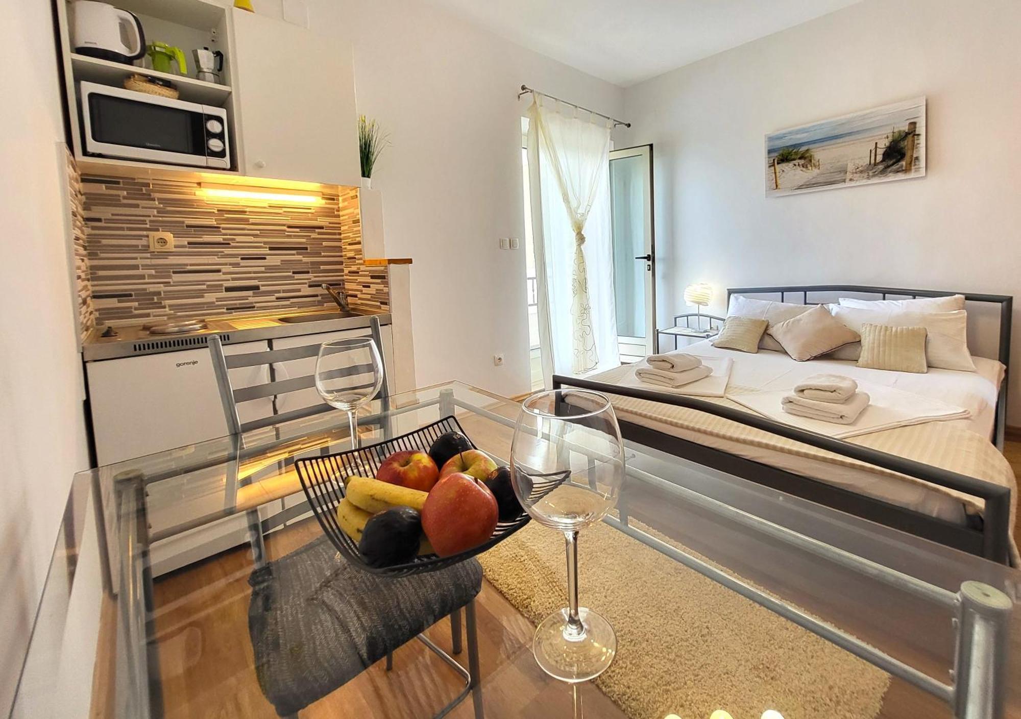 Apartments Vrisnik Елса Экстерьер фото